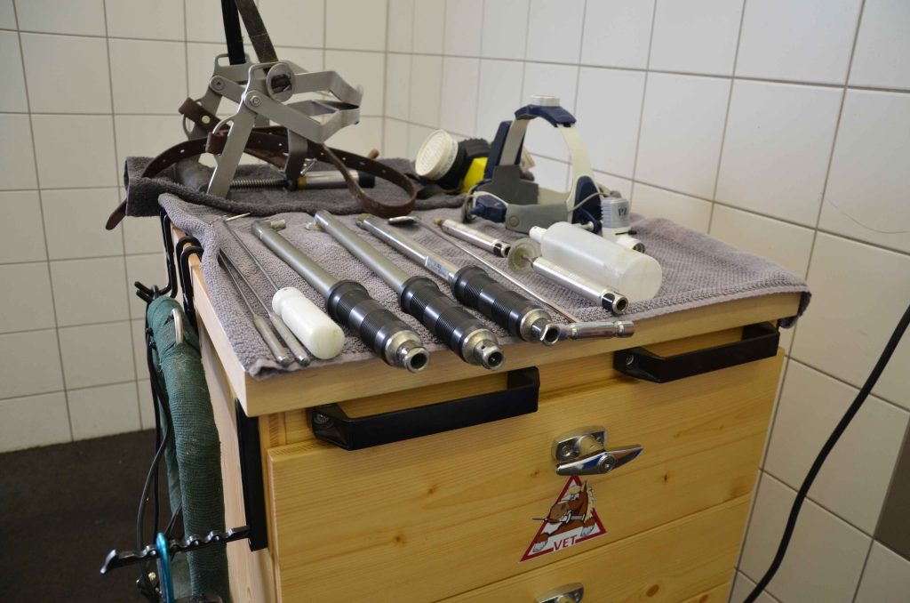 Zahninstrumente auf Zahnwagen im Behandlungsraum