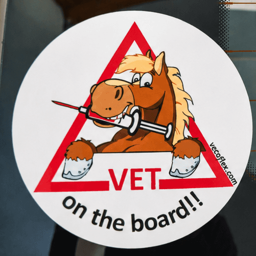 Mobile Fahrpraxis der Pferdeklinik Pill Aufkleber mit „Vet on the board“ als Hinweis auf die mobile Fahrpraxis der Pferdeklinik Pill
