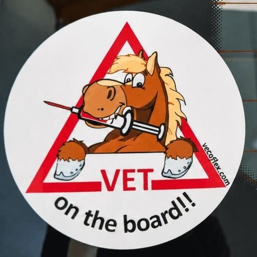 Aufkleber mit „Vet on the board“ als Hinweis auf die mobile Fahrpraxis der Pferdeklinik Pill